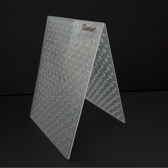 Darice 4” x 6” embossed folder - MULTI DOTS BACKGROUND - Picture 3 of 4